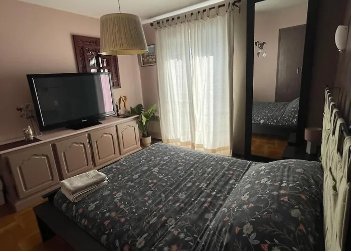 With Pool Semesterbostad